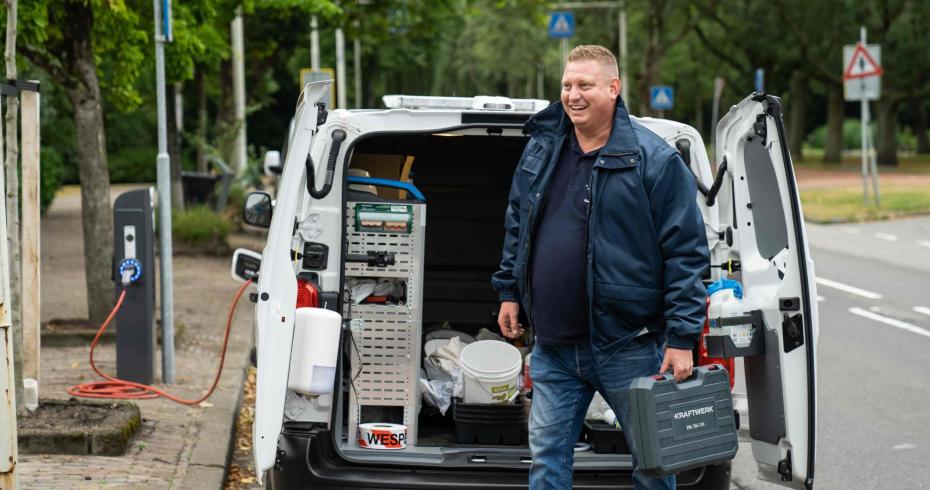 ondernemer bij bestelbus die staat te laden