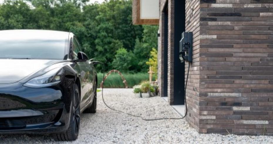 auto die thuis staat te laden