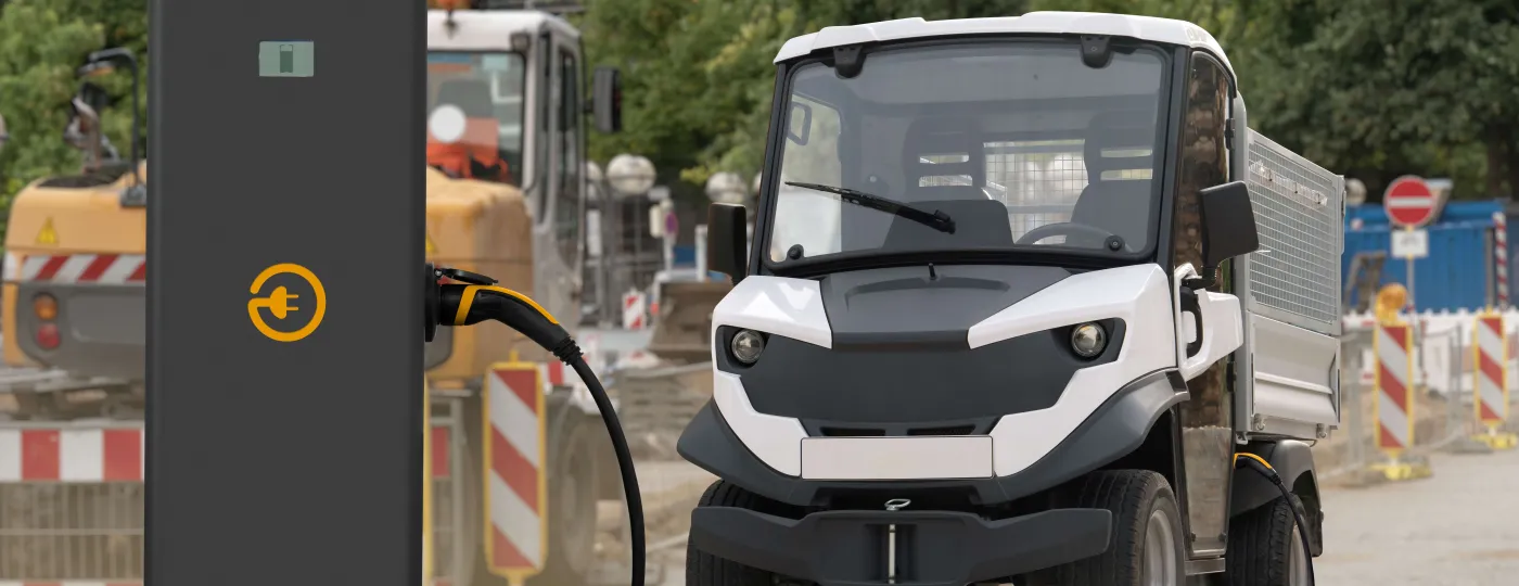 foto van elektrisch bouwmaterieel wat staat te laden