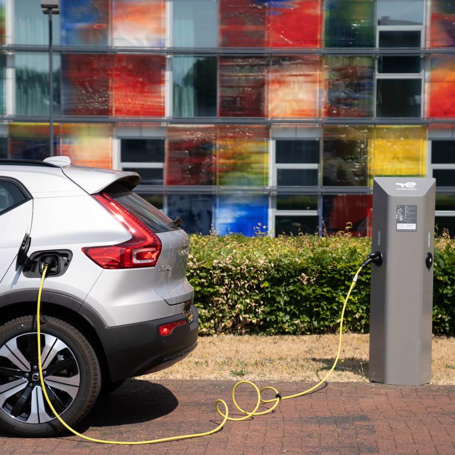 auto staat te laden voor kleurrijk gebouw