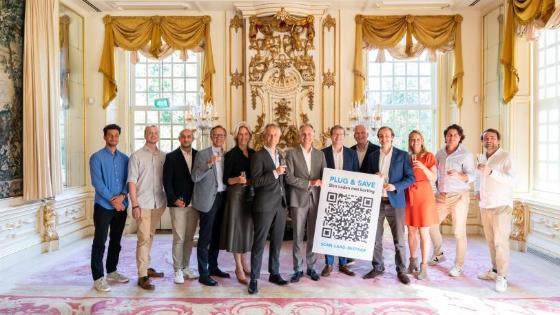 foto van gasten bij feestelijke opening slim laden in slot zeist