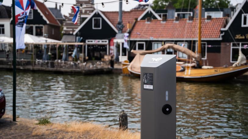 foto van laadpaal in een historisch vissersdorpje