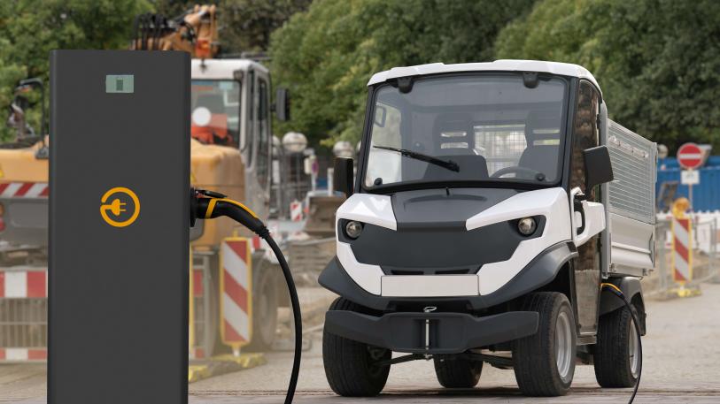 foto van elektrisch bouwmaterieel wat staat te laden