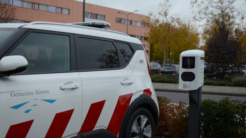 foto van een auto van de gemeente Almere aan een laadpaal