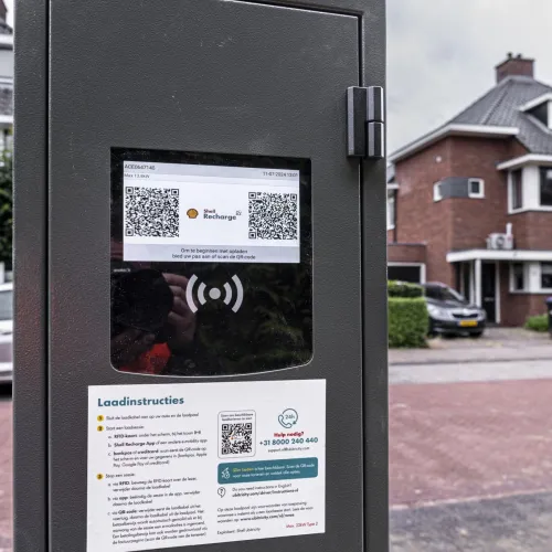 laadpaal met een digitaal scherm